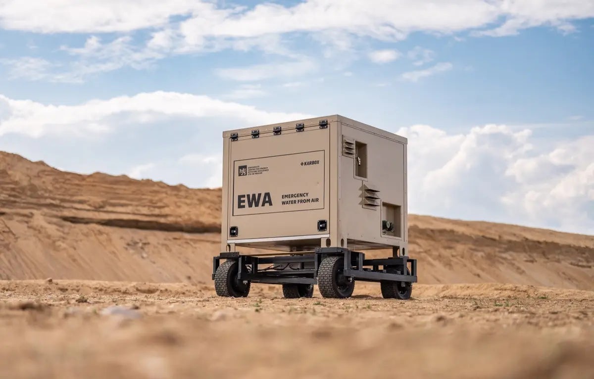 EWA dokáže získat vodu z pouštního vzduchu