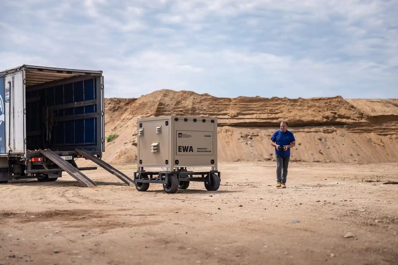 zařízení EWA od KARBOX, které je schopno získávat vodu ze suchého pouštního vzduchu