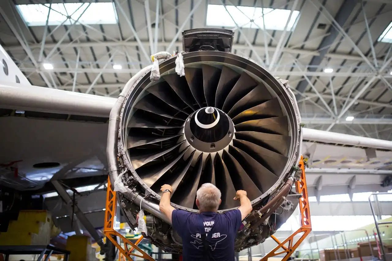 oprava motoru dopravního letadla v Job Air Technic